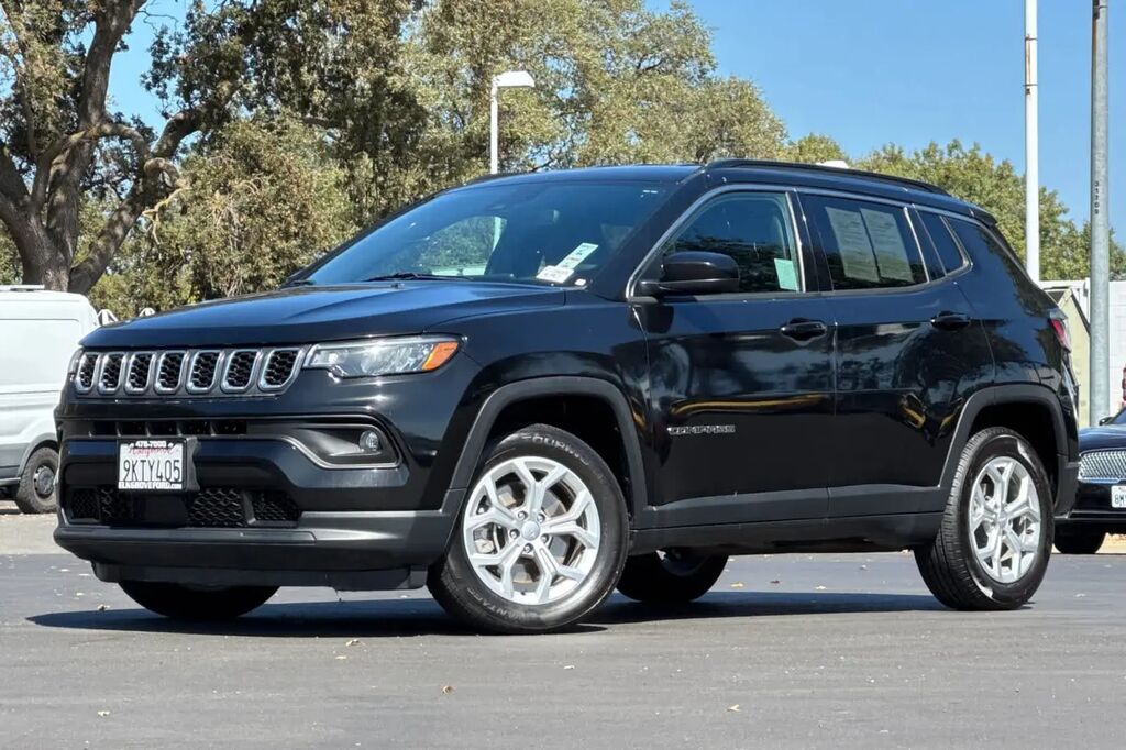 2024 Jeep Compass Latitude — photo 1 of 13