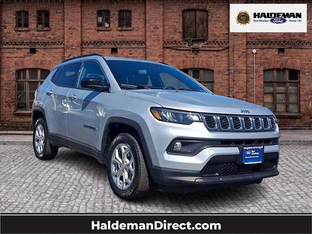 2024 Jeep Compass Latitude — photo 1 of 13
