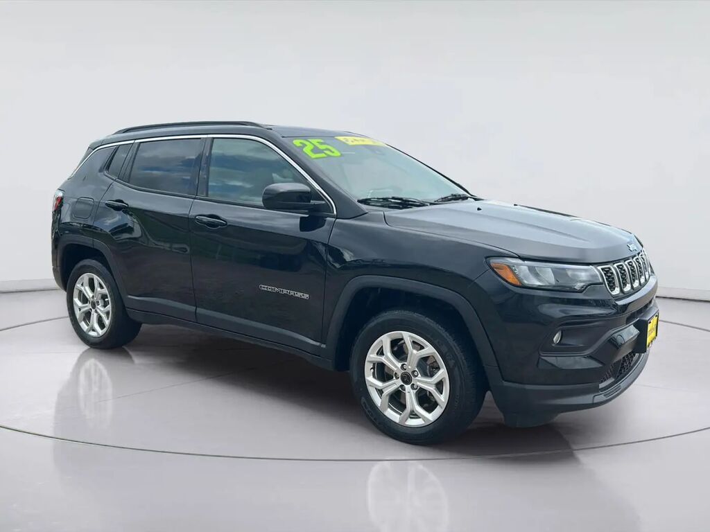 2025 Jeep Compass Latitude — photo 1 of 13