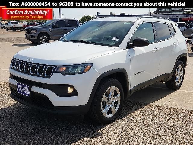 2023 Jeep Compass Latitude — photo 1 of 12
