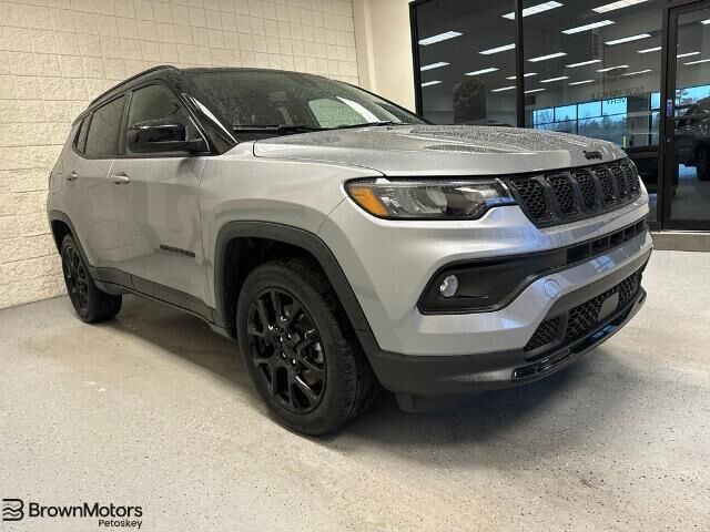 2023 Jeep Compass Latitude — photo 1 of 13