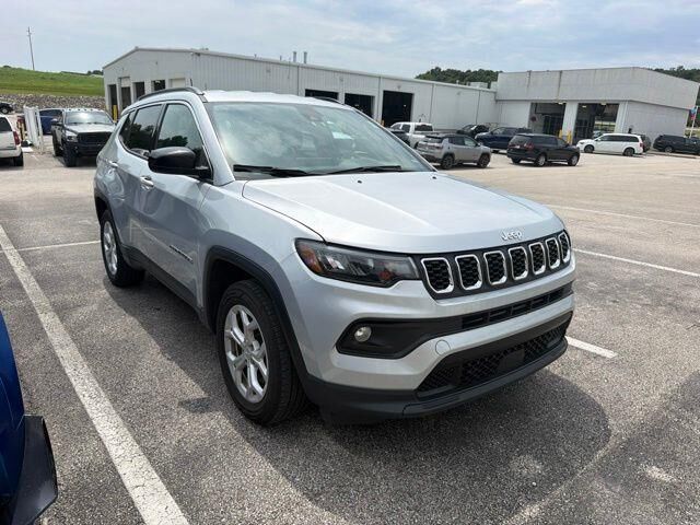 2024 Jeep Compass Latitude — photo 1 of 11