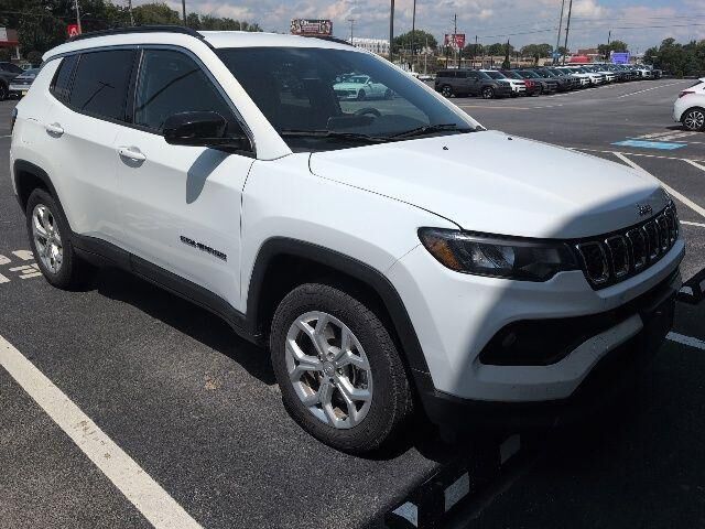 2024 Jeep Compass Latitude — photo 1 of 13