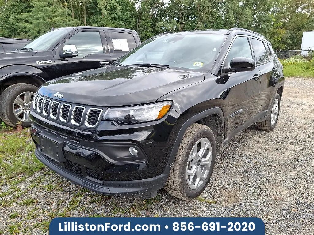 2025 Jeep Compass Latitude — photo 1 of 13