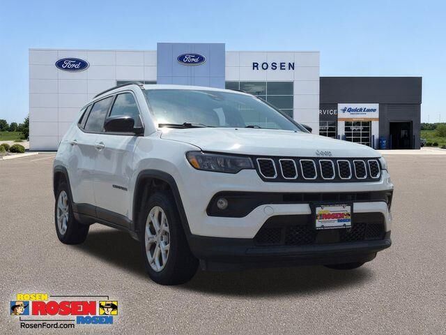 2024 Jeep Compass Latitude — photo 1 of 14