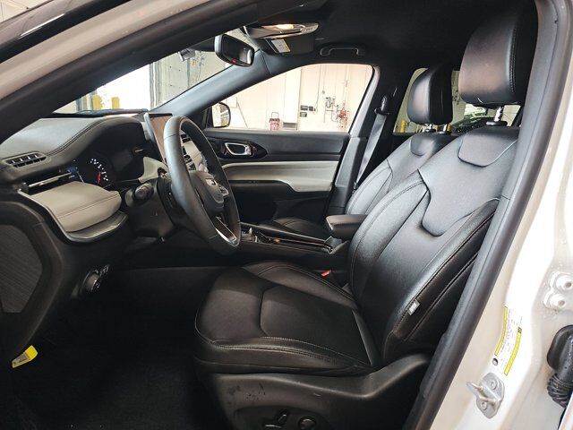 2025 Jeep Compass Limited — photo 1 of 13