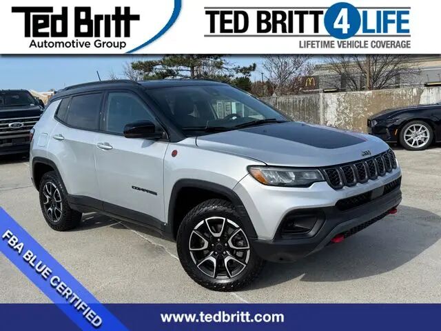 2025 Jeep Compass Trailhawk — photo 1 of 13