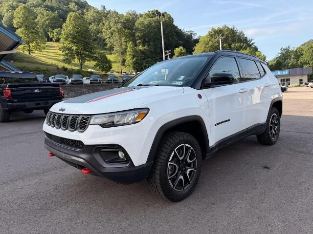 2025 Jeep Compass Trailhawk — photo 1 of 13