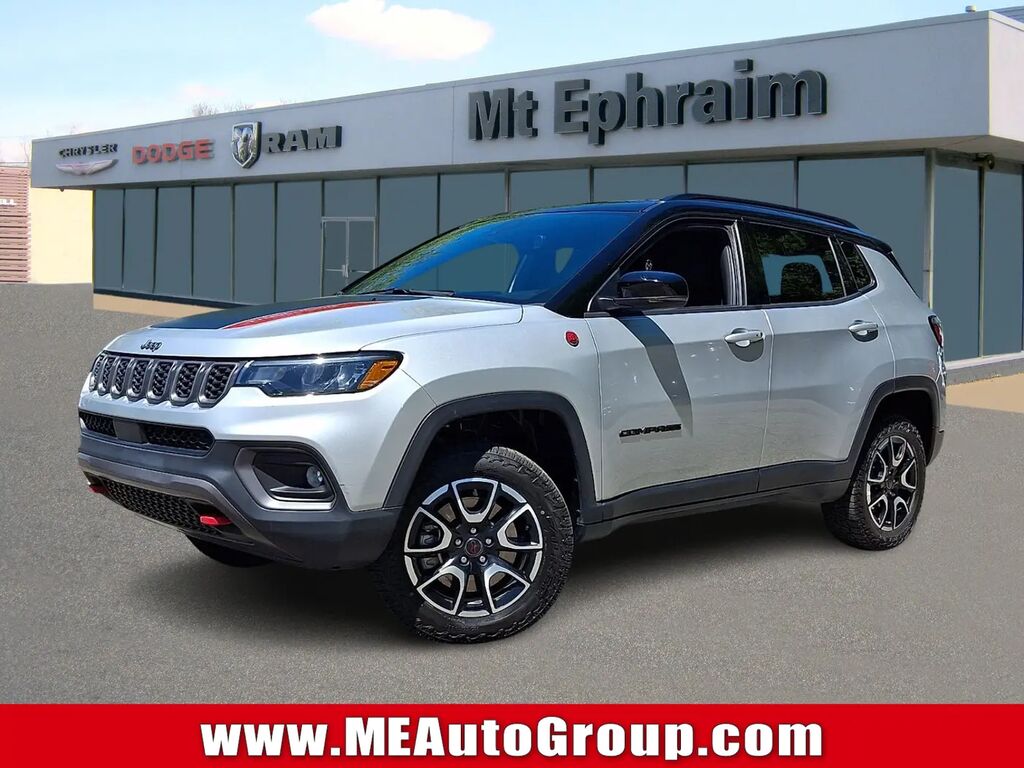 2025 Jeep Compass Trailhawk — photo 1 of 13