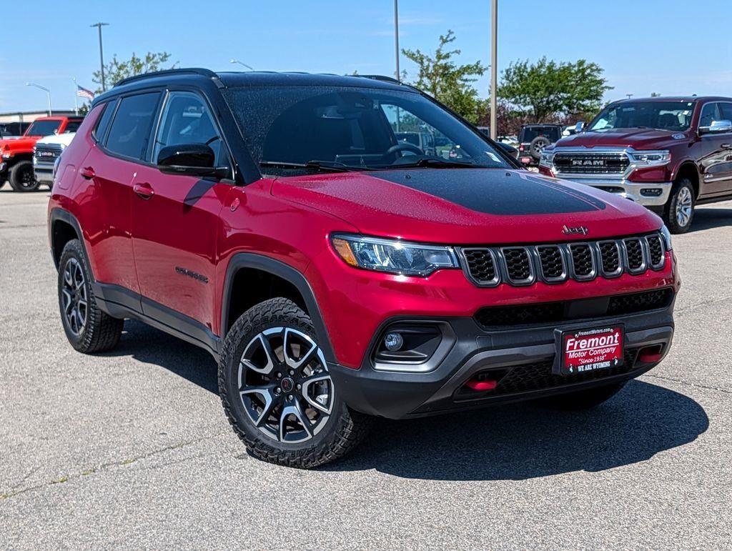 2025 Jeep Compass Trailhawk — photo 1 of 39