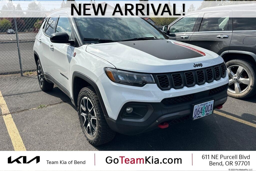 2025 Jeep Compass Trailhawk — photo 1 of 12