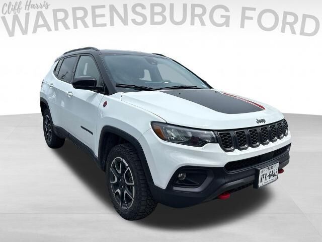2025 Jeep Compass Trailhawk — photo 1 of 10