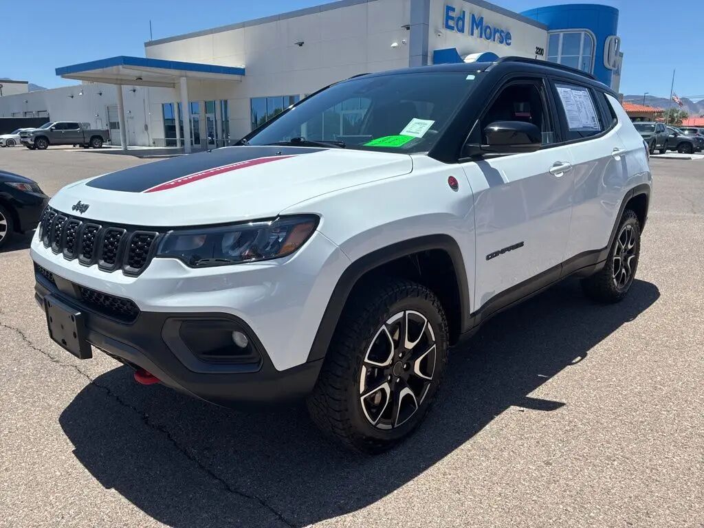 2025 Jeep Compass Trailhawk — photo 1 of 13