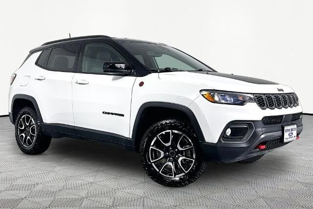 2025 Jeep Compass Trailhawk — photo 1 of 26