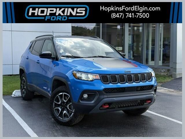 2025 Jeep Compass Trailhawk — photo 1 of 19