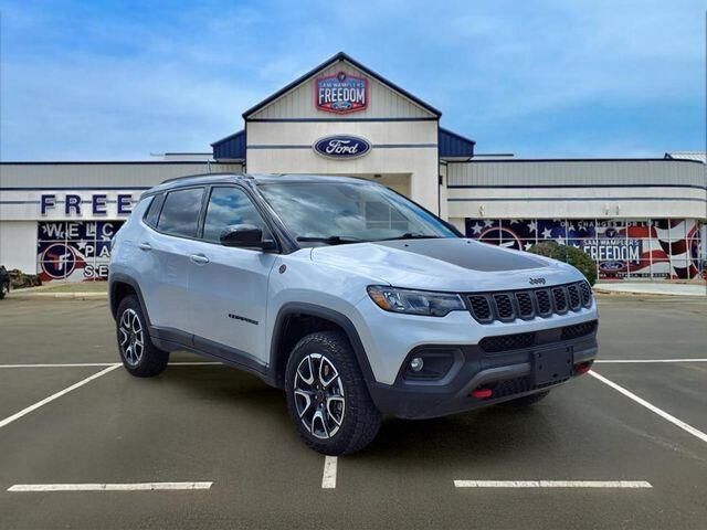 2025 Jeep Compass Trailhawk — photo 1 of 13