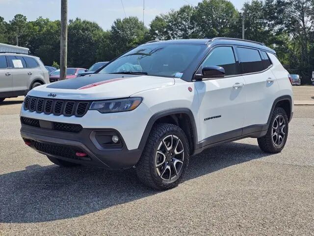 2025 Jeep Compass Trailhawk — photo 1 of 12
