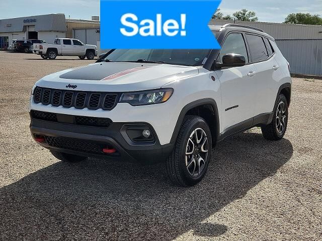 2025 Jeep Compass Trailhawk — photo 1 of 13