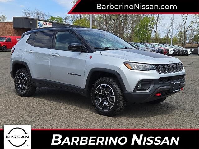 2025 Jeep Compass Trailhawk — photo 1 of 13