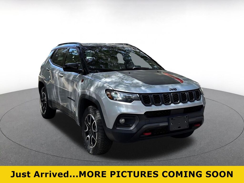 2025 Jeep Compass Trailhawk — photo 1 of 10