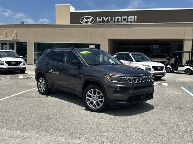 2022 Jeep Compass Latitude Lux — photo 1 of 13