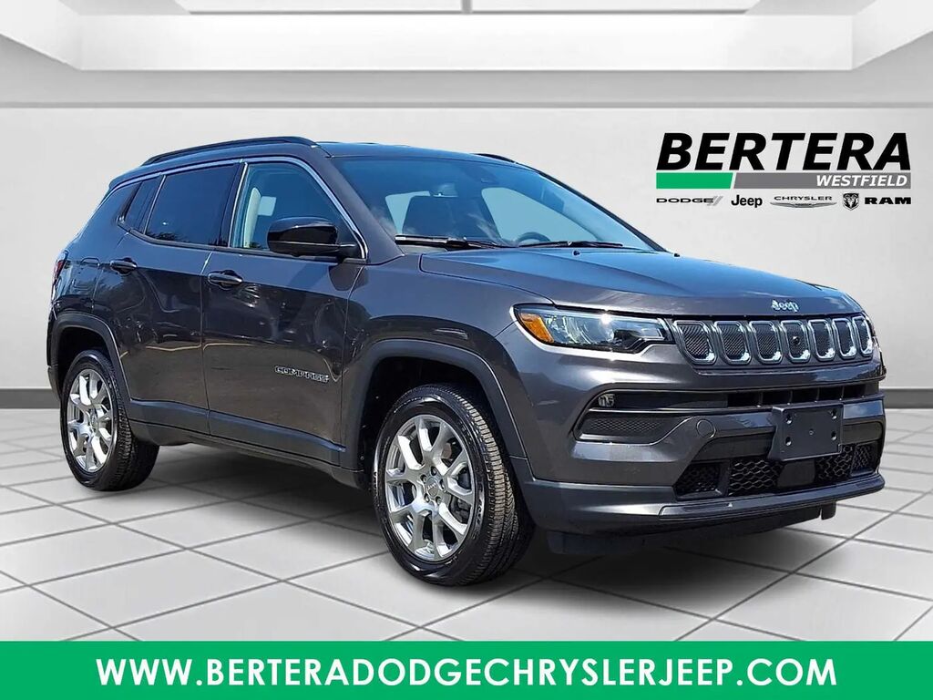 2022 Jeep Compass Latitude Lux — photo 1 of 24