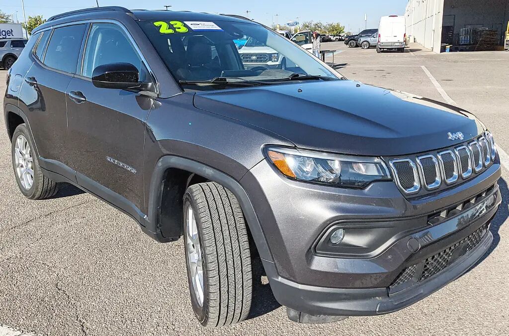 2022 Jeep Compass Latitude Lux — photo 1 of 13