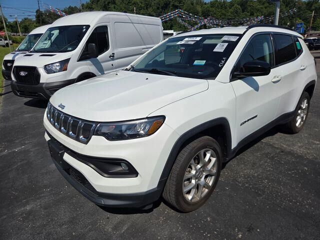 2022 Jeep Compass Latitude Lux — photo 1 of 26