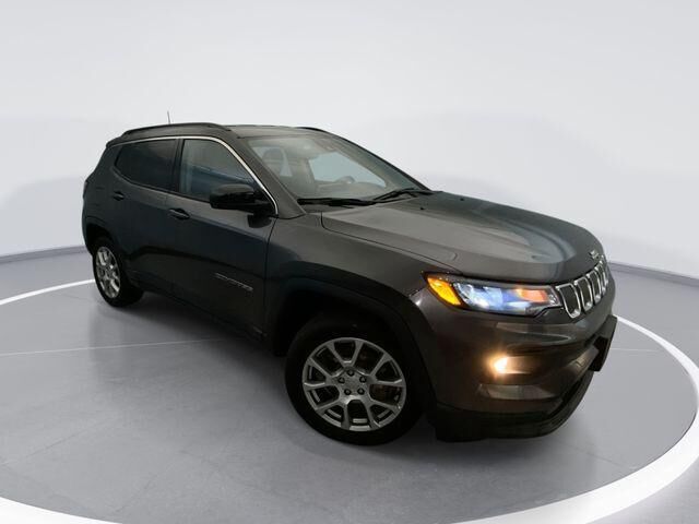 2022 Jeep Compass Latitude Lux — photo 1 of 13