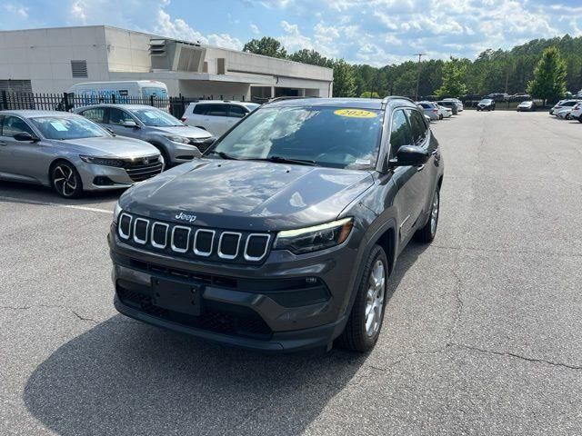 2022 Jeep Compass Latitude Lux — photo 1 of 13