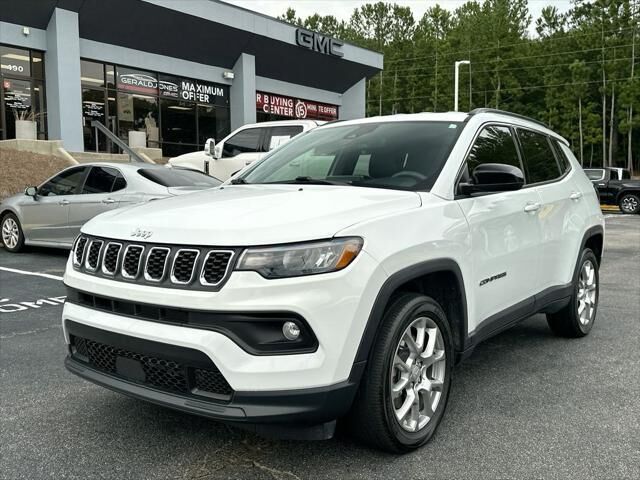 2024 Jeep Compass Latitude Lux — photo 1 of 13