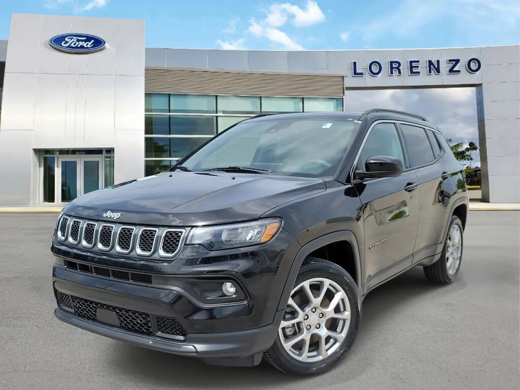2023 Jeep Compass Latitude Lux — photo 1 of 13