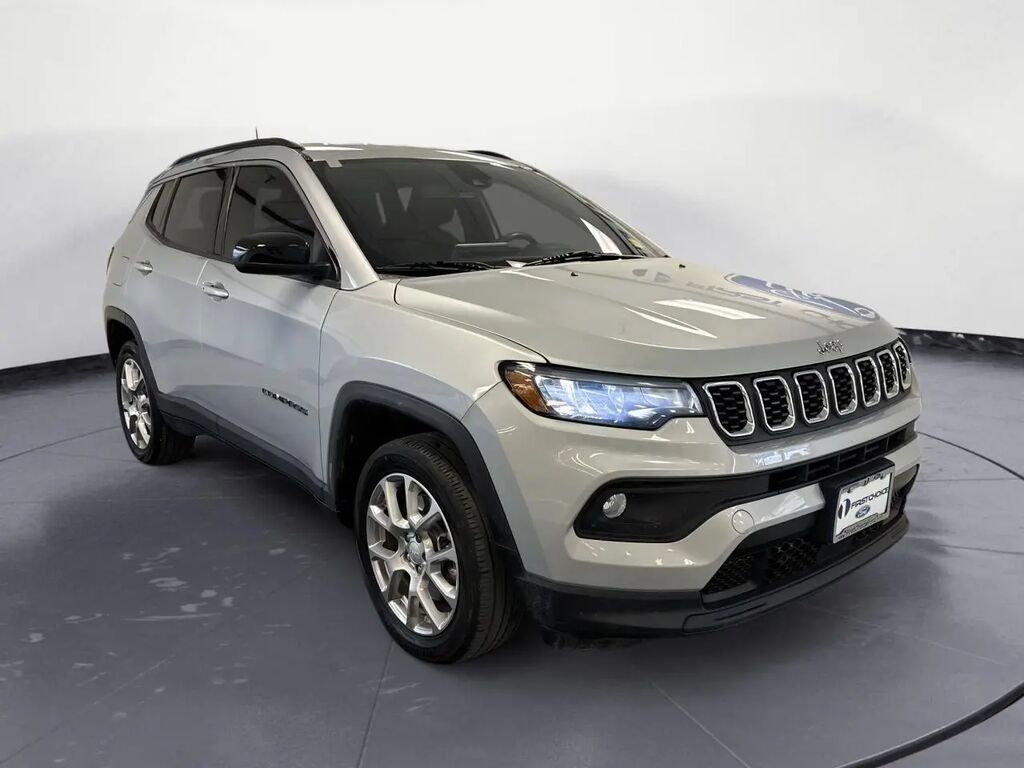 2024 Jeep Compass Latitude Lux — photo 1 of 13