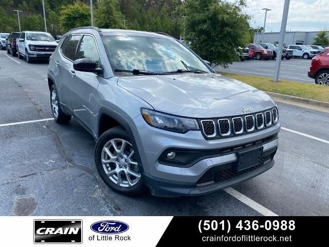 2024 Jeep Compass Latitude Lux — photo 1 of 10