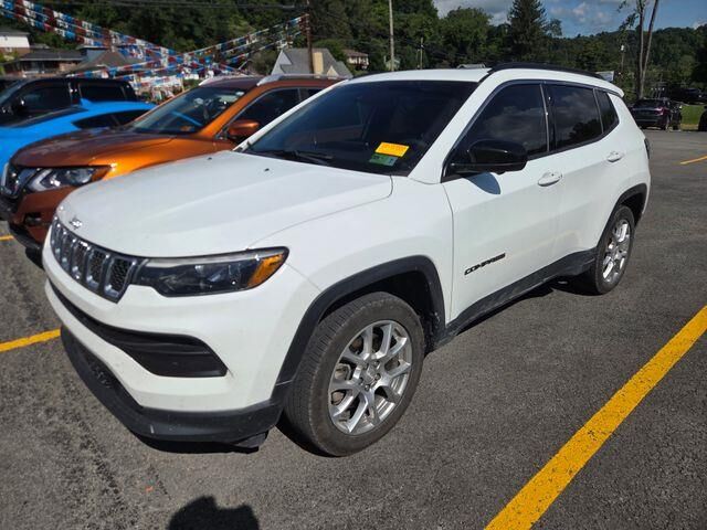 2023 Jeep Compass Latitude Lux — photo 1 of 12