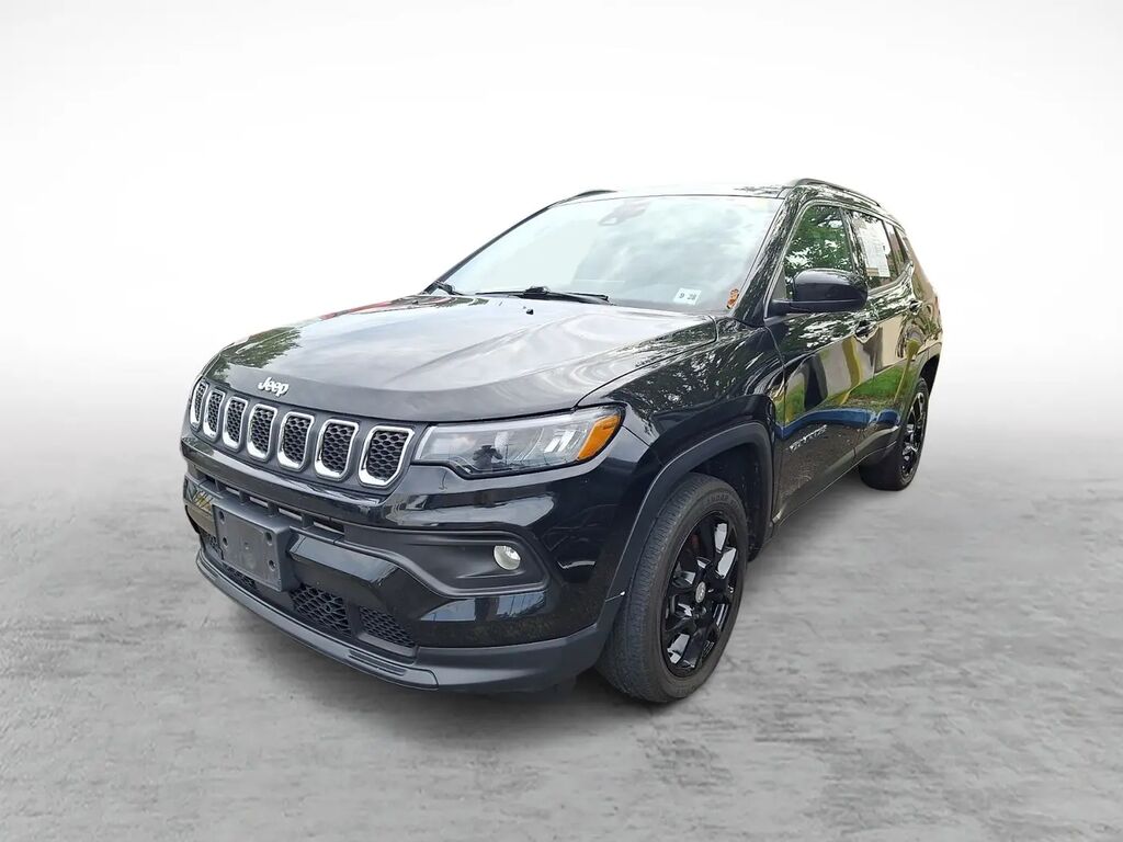 2023 Jeep Compass Latitude Lux — photo 1 of 7