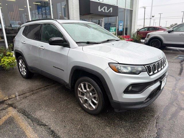 2024 Jeep Compass Latitude Lux — photo 1 of 13