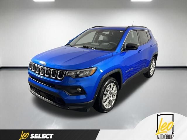2023 Jeep Compass Latitude Lux — photo 1 of 13