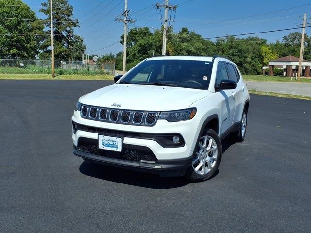 2023 Jeep Compass Latitude Lux — photo 1 of 13