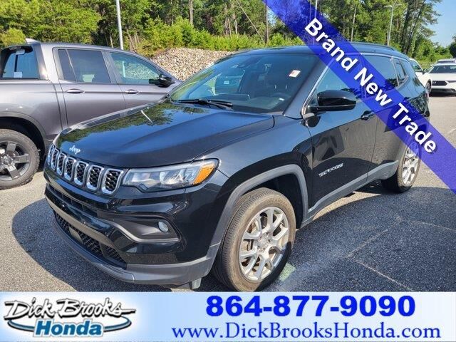 2024 Jeep Compass Latitude Lux — photo 1 of 13
