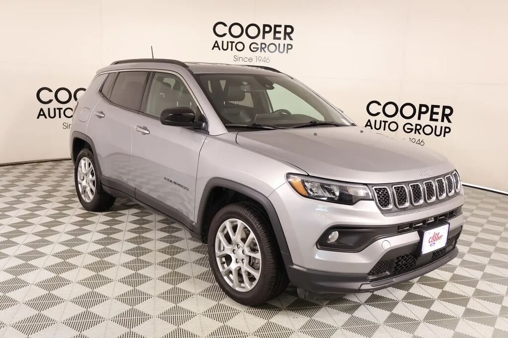 2024 Jeep Compass Latitude Lux — photo 1 of 13