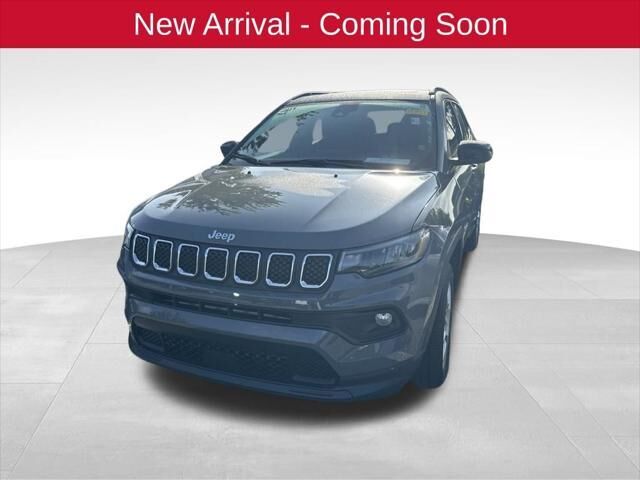 2024 Jeep Compass Latitude Lux — photo 1 of 30