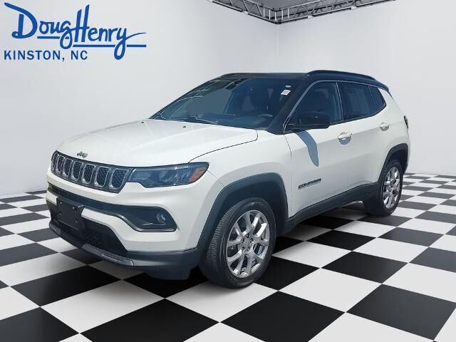 2023 Jeep Compass Latitude Lux — photo 1 of 13