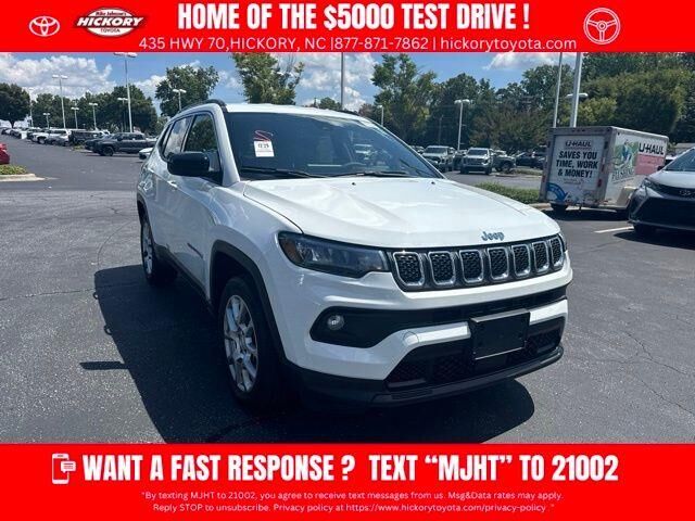 2023 Jeep Compass Latitude Lux — photo 1 of 13