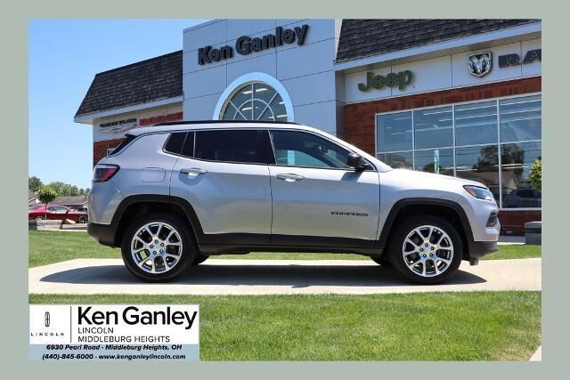 2023 Jeep Compass Latitude Lux — photo 1 of 26