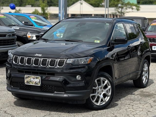 2023 Jeep Compass Latitude Lux — photo 1 of 13
