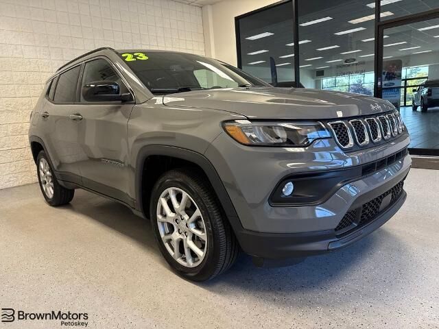 2023 Jeep Compass Latitude Lux — photo 1 of 39