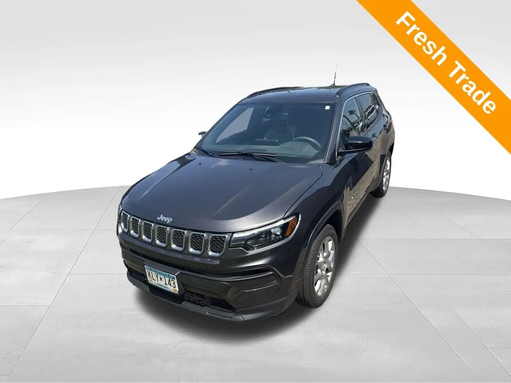 2023 Jeep Compass Latitude Lux — photo 1 of 40