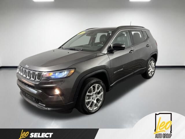 2023 Jeep Compass Latitude Lux — photo 1 of 13