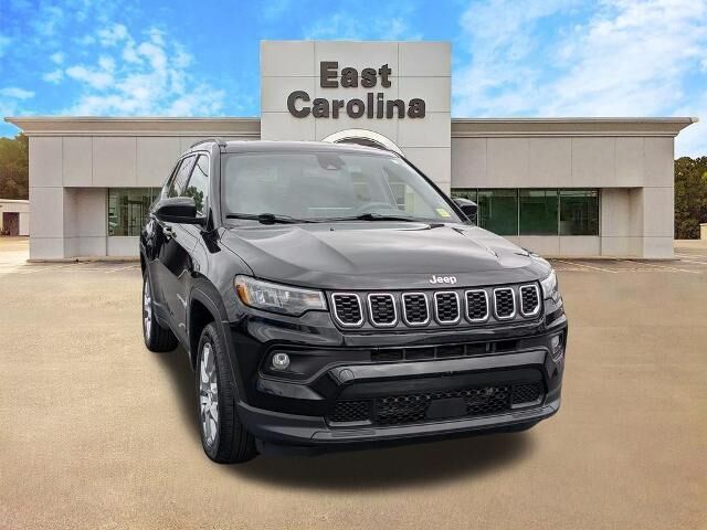 2024 Jeep Compass Latitude Lux — photo 1 of 13